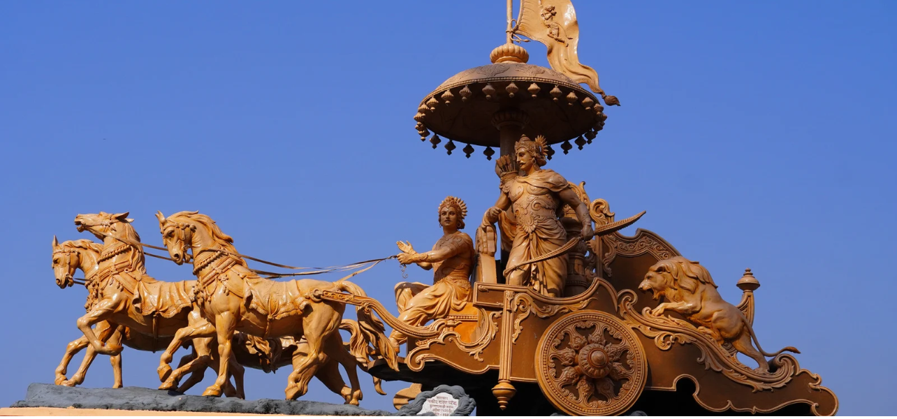 Bronze chariot statue of Lord Krishna and Arjuna at Jyotisar included in Kurukshetra tour.