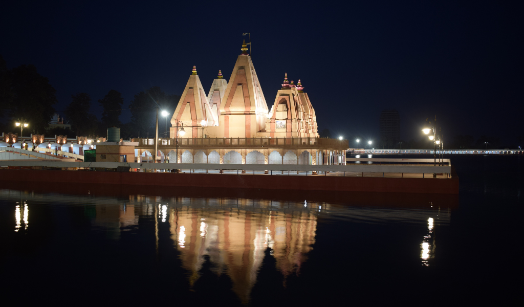 Alt Text: Wide day view of sacred ghats and water tank at Brahma Sarovar Kurukshetra