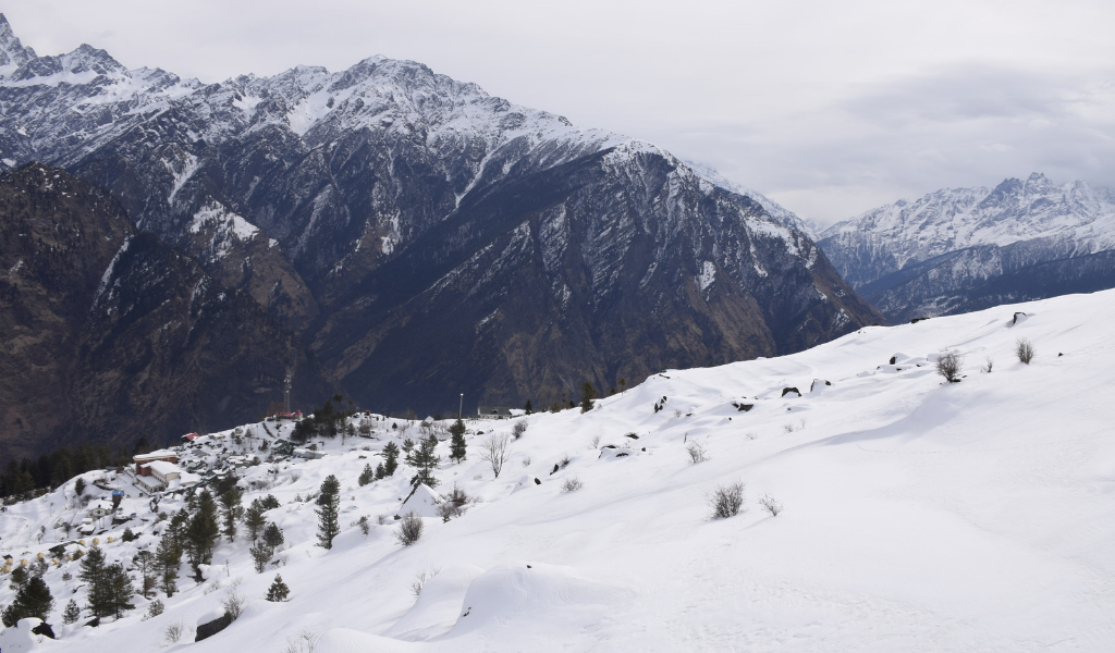 View from the Khaliya Top trek route in Munsiyari; a perfect snowy setting featured in our Munsiyari tour package