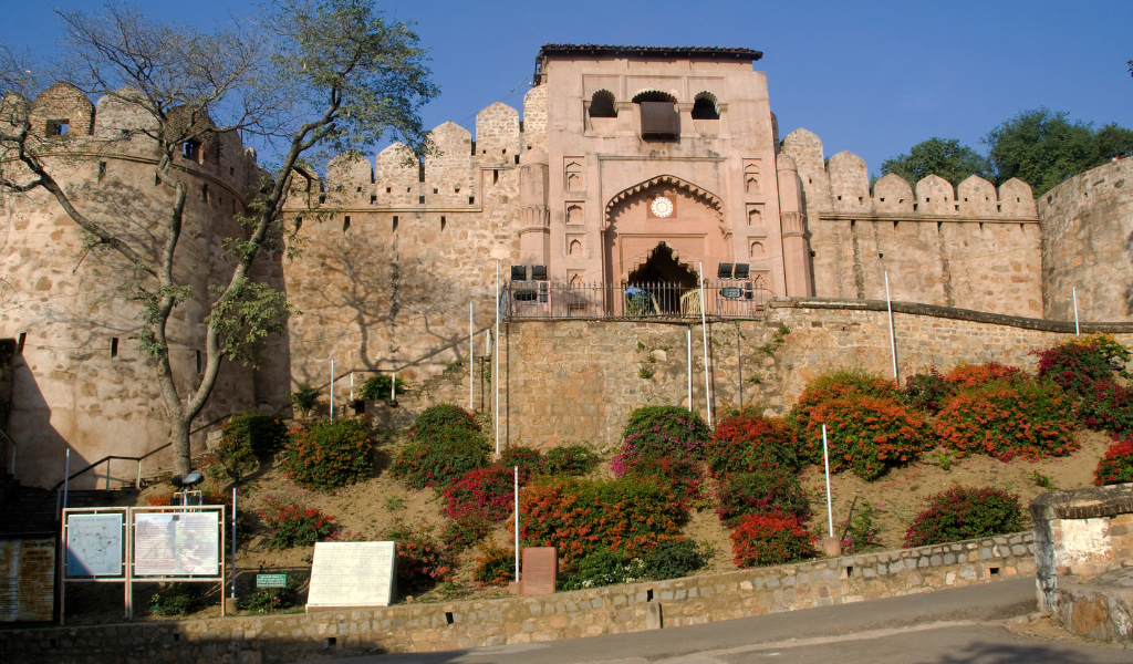 A wide view of the massive stone outer walls and bastions of the Jhansi Fort, included in our specialized Jhansi tour