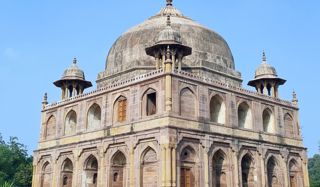 A close-up of the beautiful stone carvings on a Mughal tomb, a must-see landmark on our Allahabad city tour and Allahabad tour package