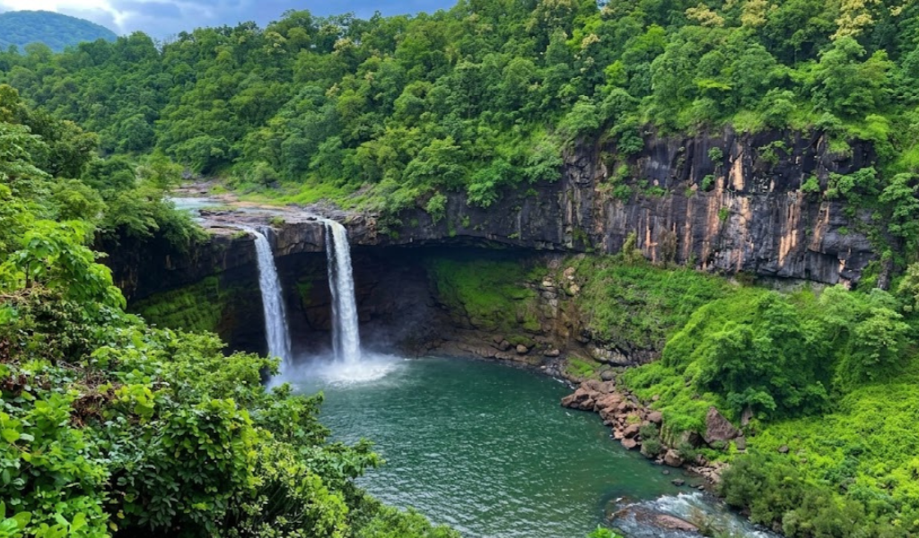 A beautiful view of Gira Waterfall surrounded by green trees captured During saputara Tour Package. It is a famous stop on our Saputara tour.