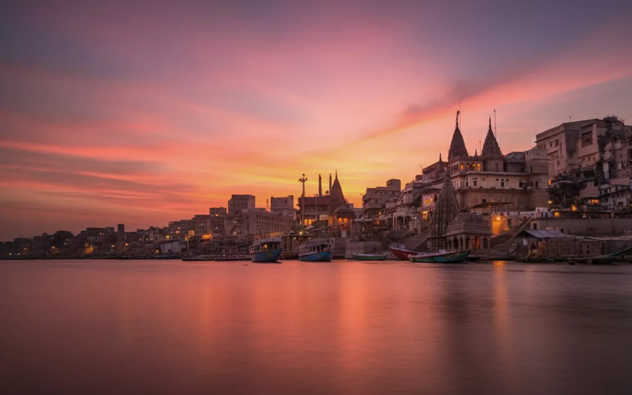 A beautiful sunset view of the Ganga riverfront, a key highlight of our Varanasi holiday tour package for  Varanasi sightseeing.