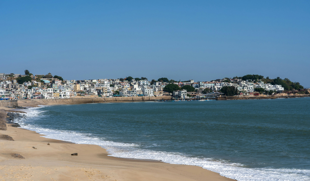 A beautiful view of the sandy Somnath Beach and the nearby coastal town. Our 3-day Somnath travel packages include relaxing time by the sea. For the perfect spiritual and leisure trip, trust India Easy Trip’s expert-guided Somnath holiday packages