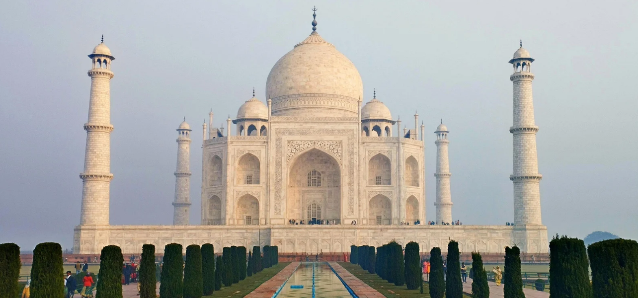 Majestic front view of Taj Mahal for Agra tour package by India Easy Trip covering Delhi to Agra tour and Agra holiday package.