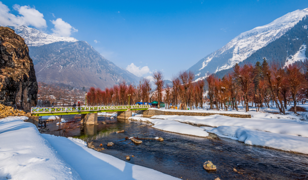 Srinagar Gulmarg Pahalgam Tour Package shikara boats sunset dal lake scenic view