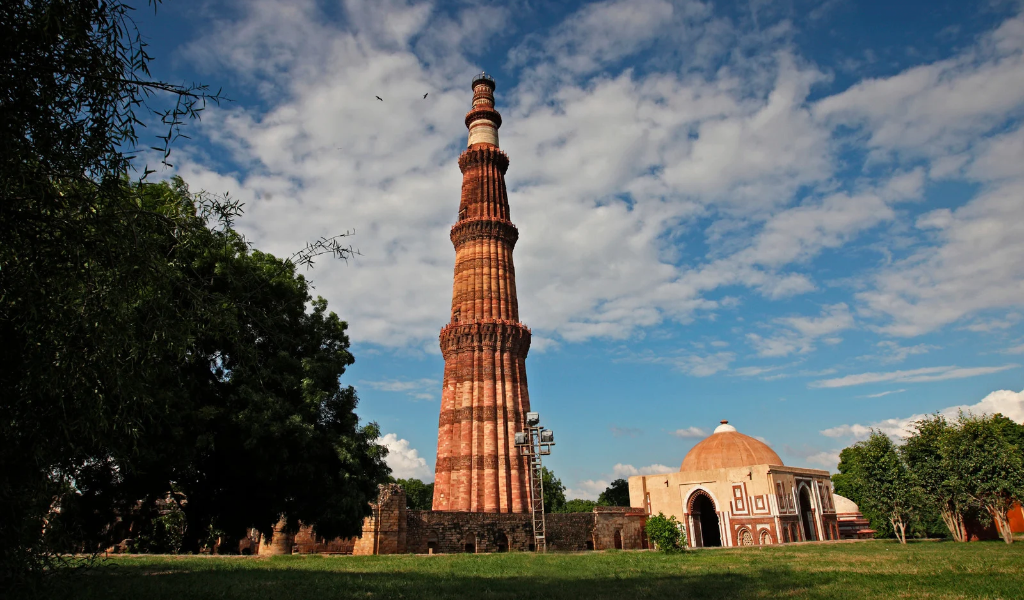 Historic Qutub Minar sight in Delhi included in Agra tour package by India Easy Trip for Delhi to Agra tour itinerary.
