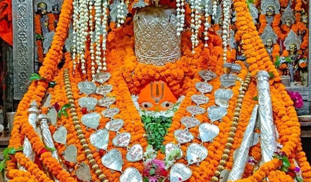 Darshan of Lord Hanuman at Hanuman Garhi temple included in our verified Ayodhya tour package