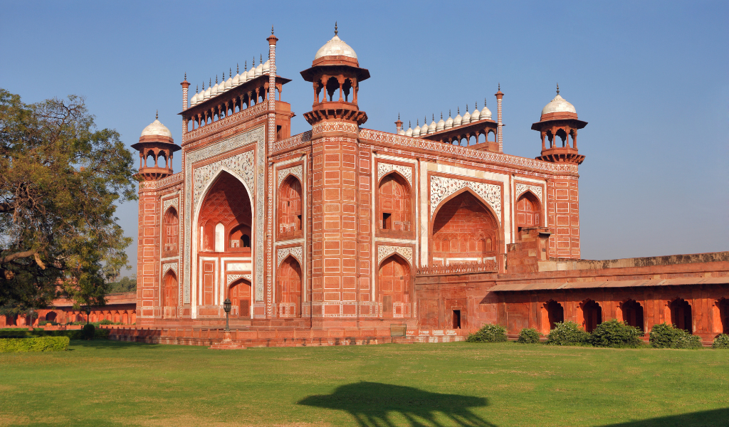 The grand red sandstone entrance gate of a historic monument, perfect for history lovers booking an Allahabad trip or an Allahabad tour package.